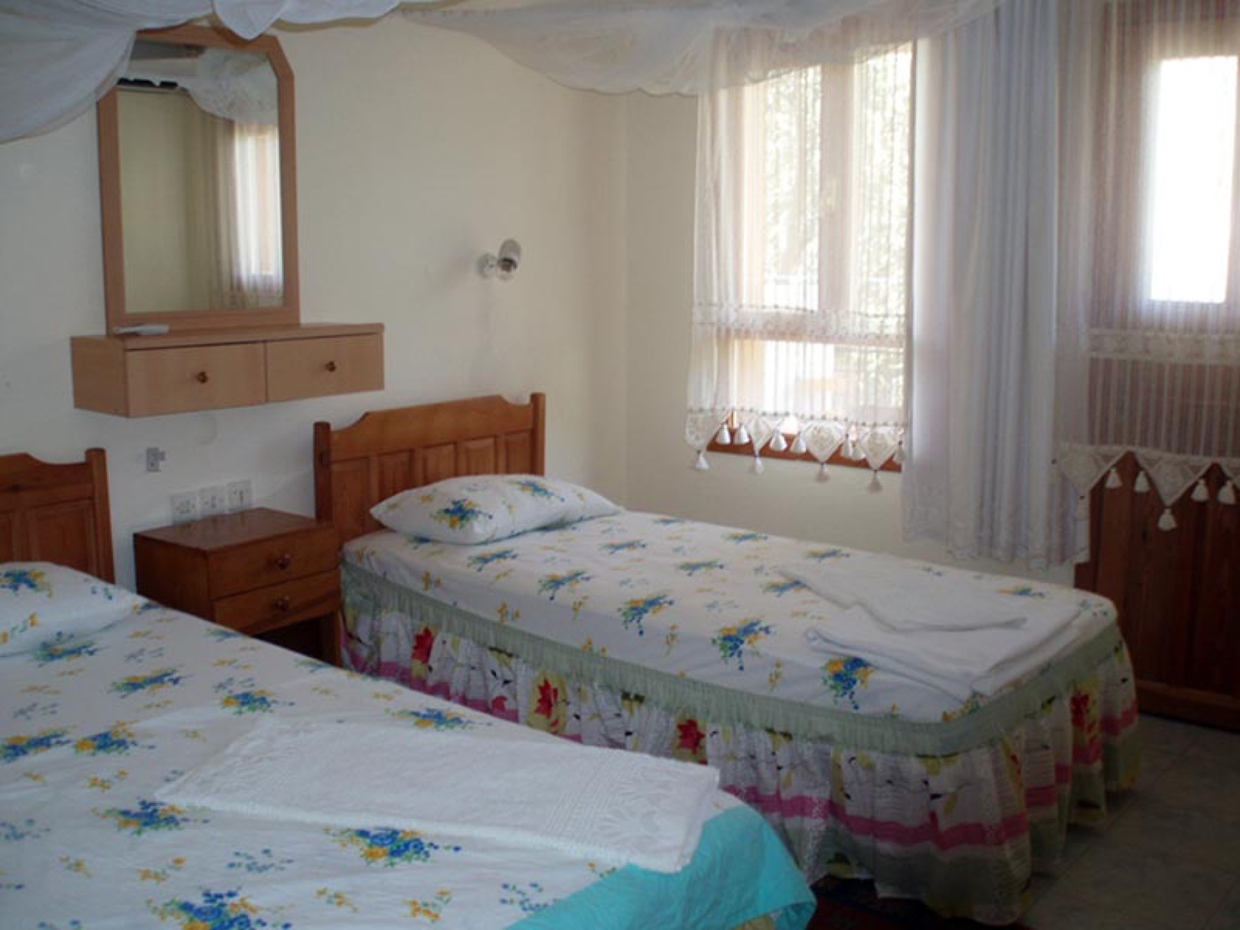 Üç kişilik odadan ikinci iç görünüm