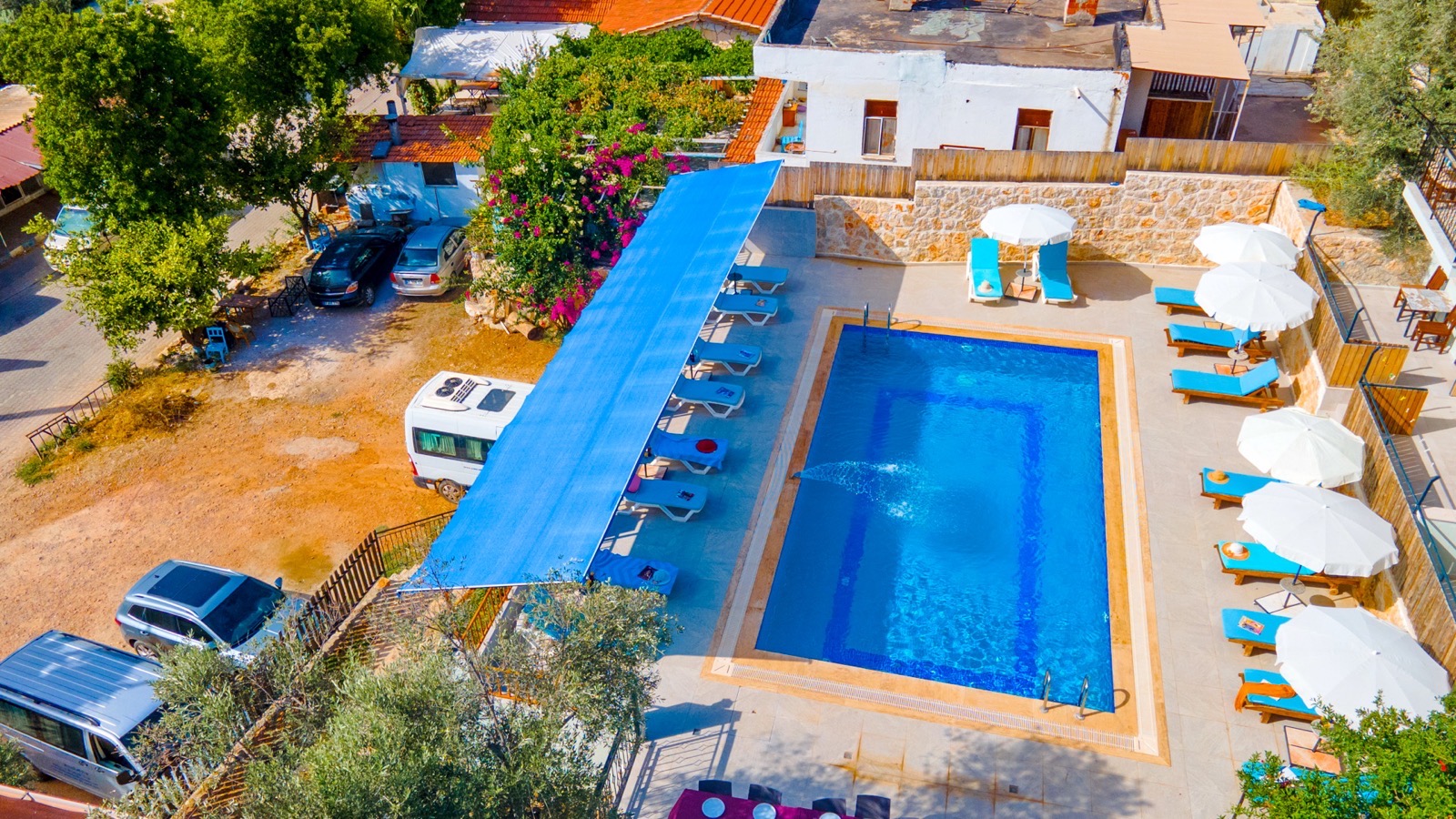 Терраса у бассейна и зона лежаков