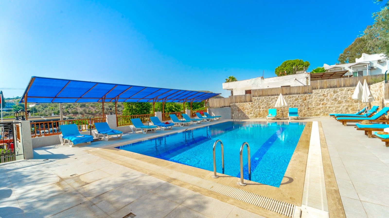 Бассейн и терраса для отдыха