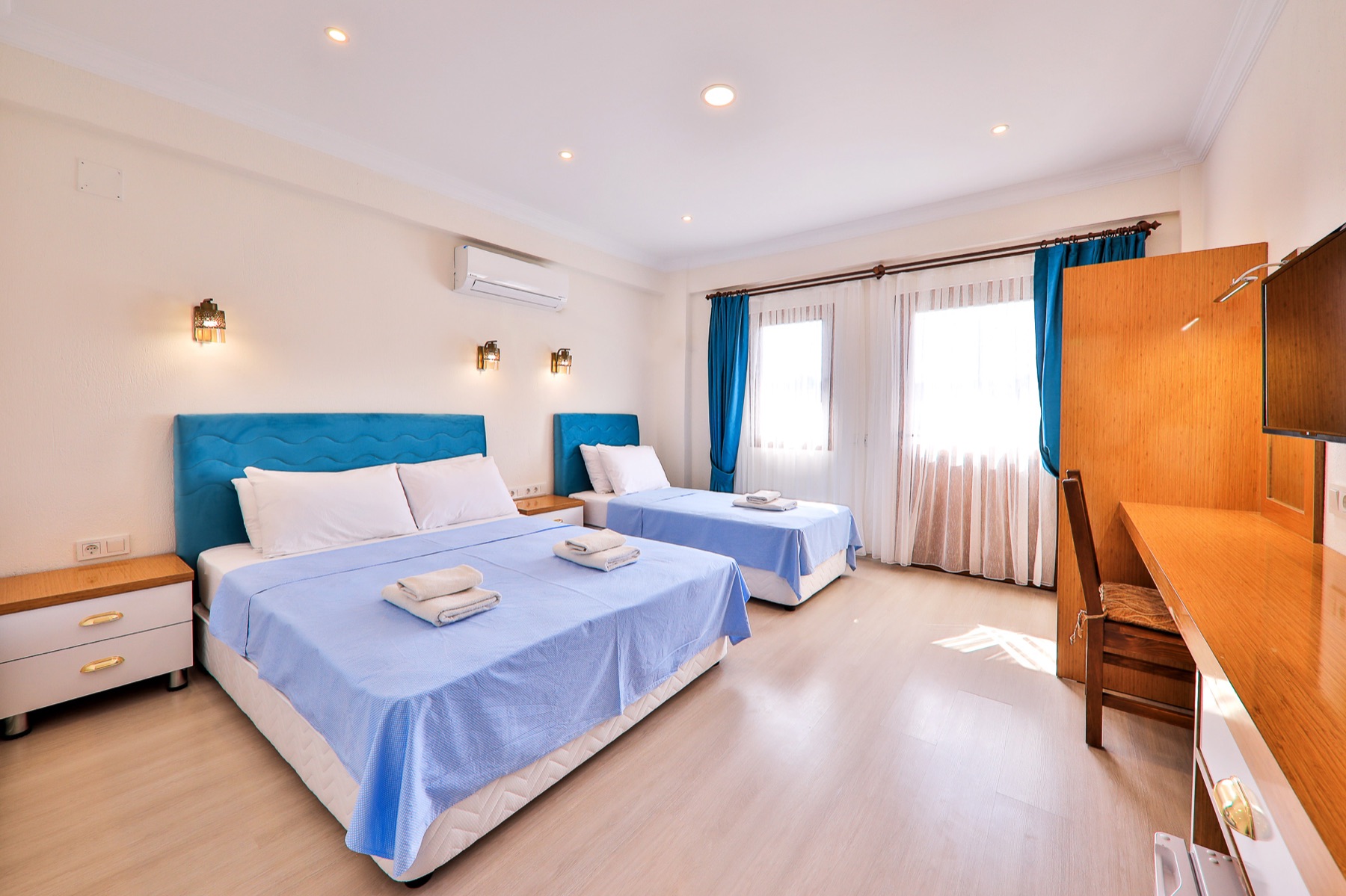 Bed and desk layout in the superior triple room