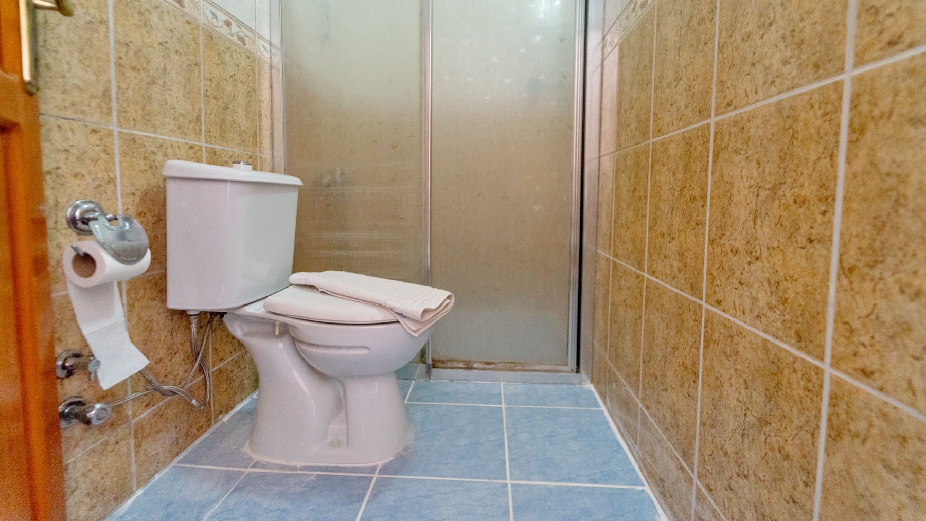 Ekonomi üç kişilik odanın banyo bölümü